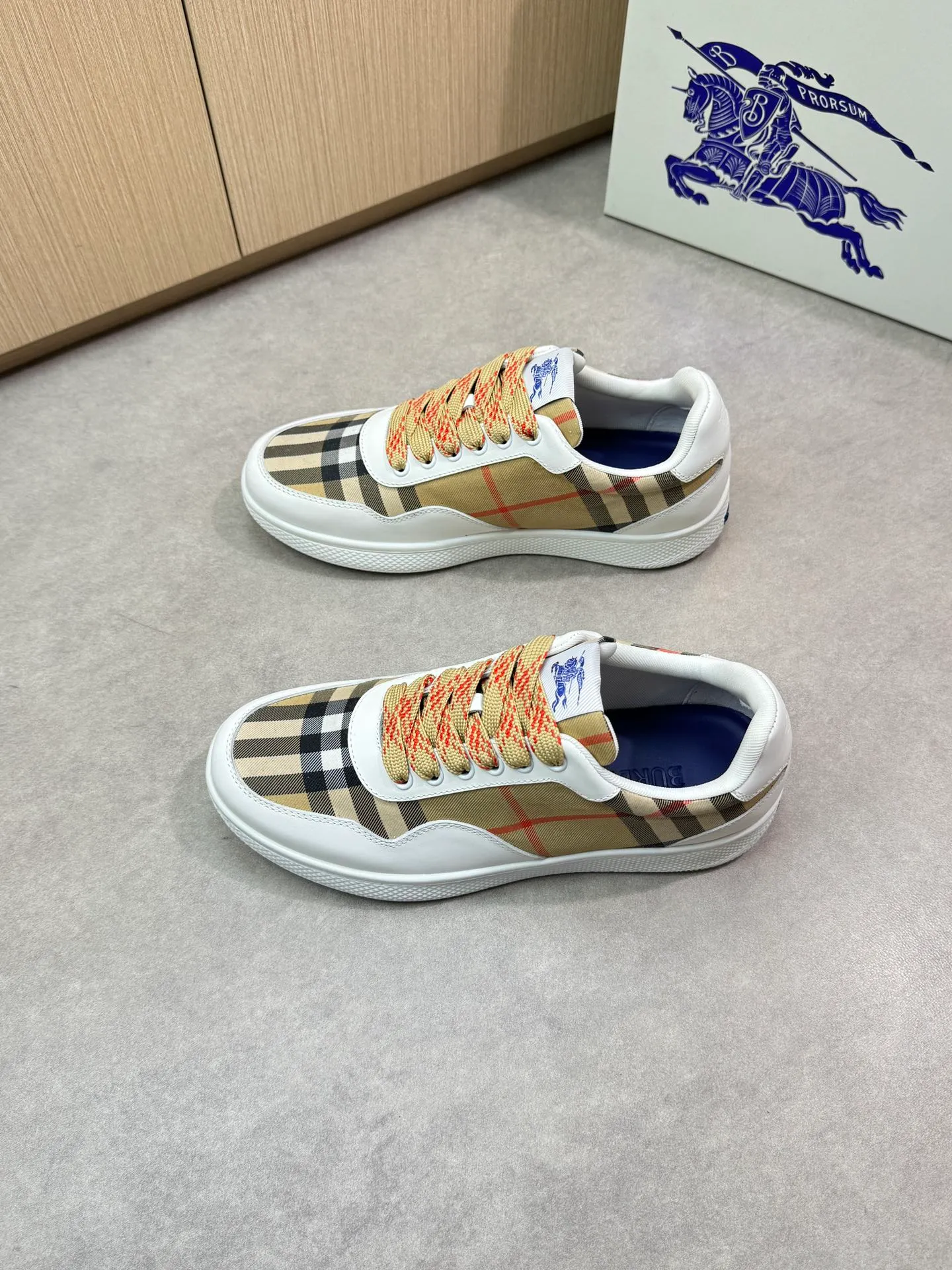 Men's shoes 💰P420💰[BURBERRY] Burberry - High-end quality original 🔍🔍🔍casual sports sneakers - Upper: imported 🔝 Napa calfskin, brand totem cloth, tongue brand cloth label - Lining: brand canvas, foot pad; water-dyed cowhide - Outsole: ultra-light TPR rubber; two-color molded outsole -Ultra-high quality control and fine workmanship: outstanding (high-end, extravagance, class) -Size: 38-44 (45 for men, can be customized)